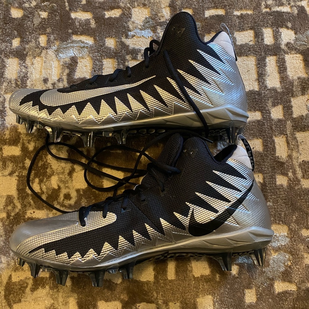 Nike Alpha Menace Pro Mid Football Cleats
